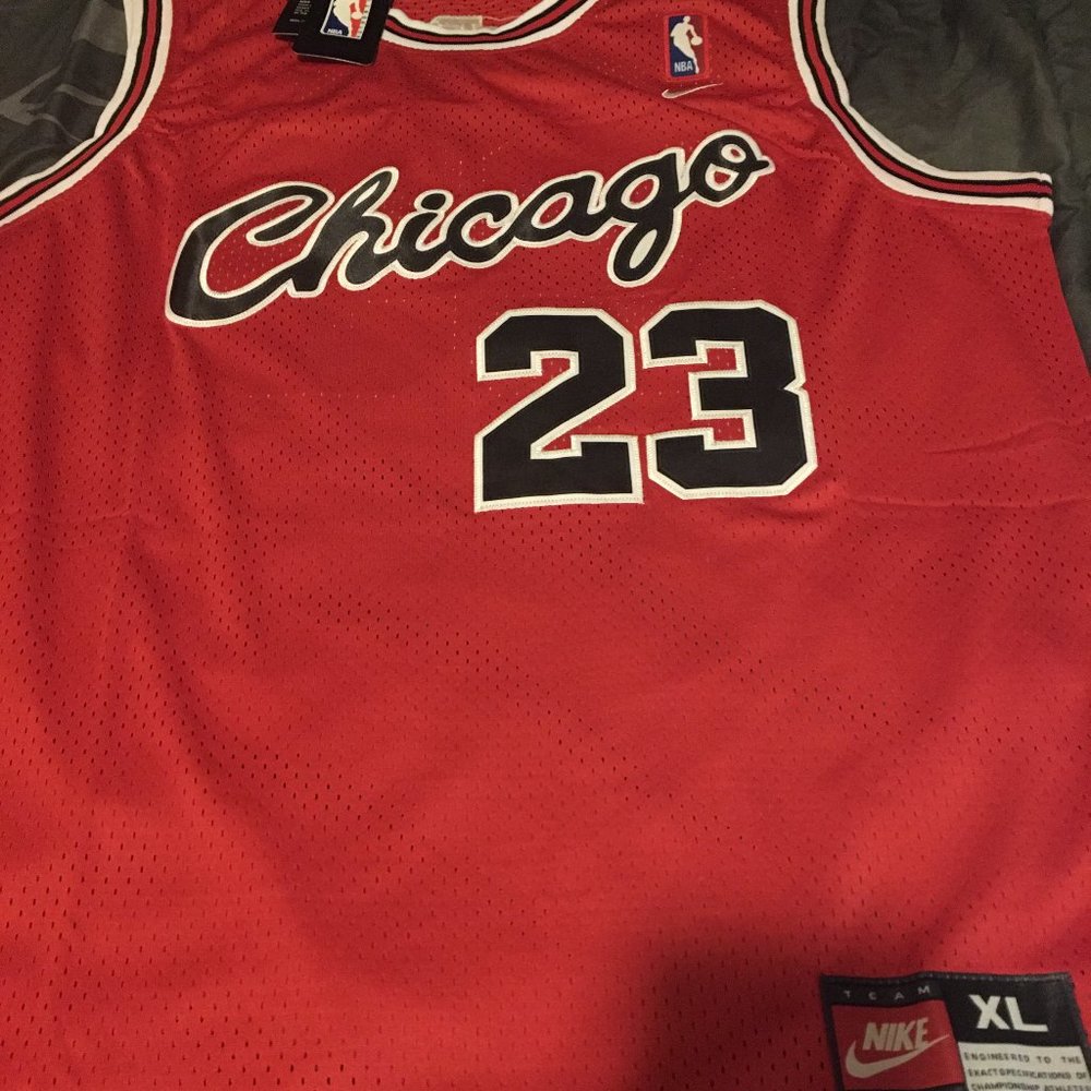 Chicago Bulls Michael Jordan Jersey - Picture 2 of 3